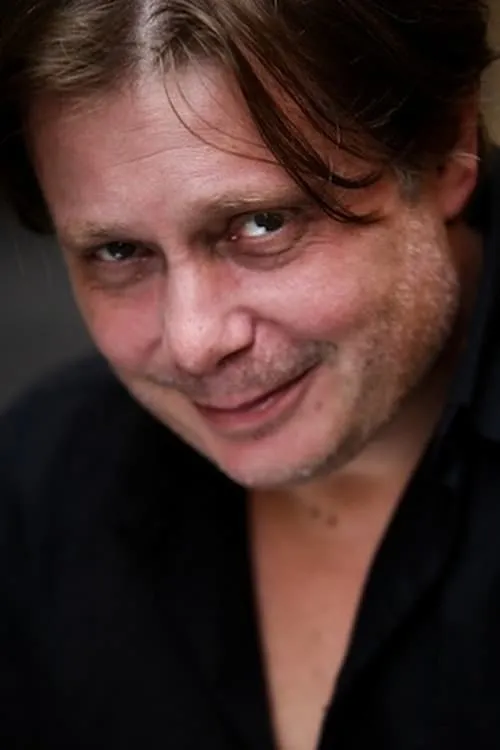 Massimiliano Caprara interpretando a Noleggiatore