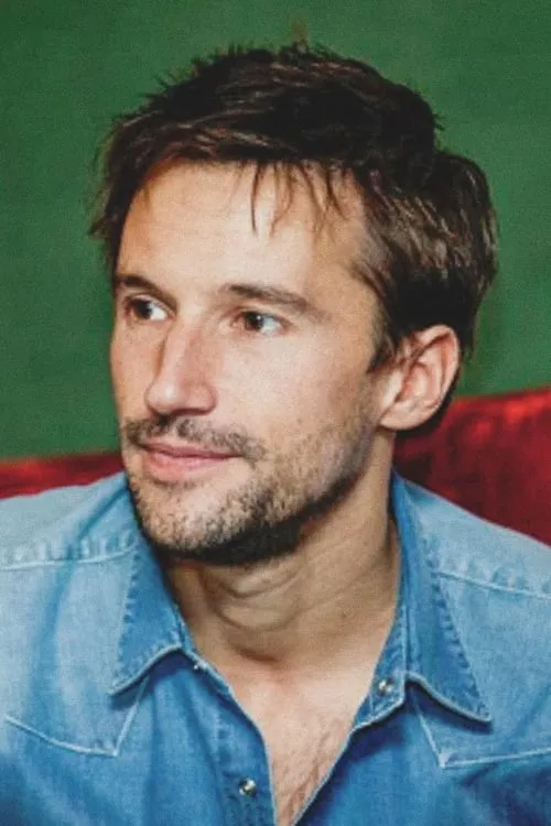 Mat Whitecross interpretando a Self