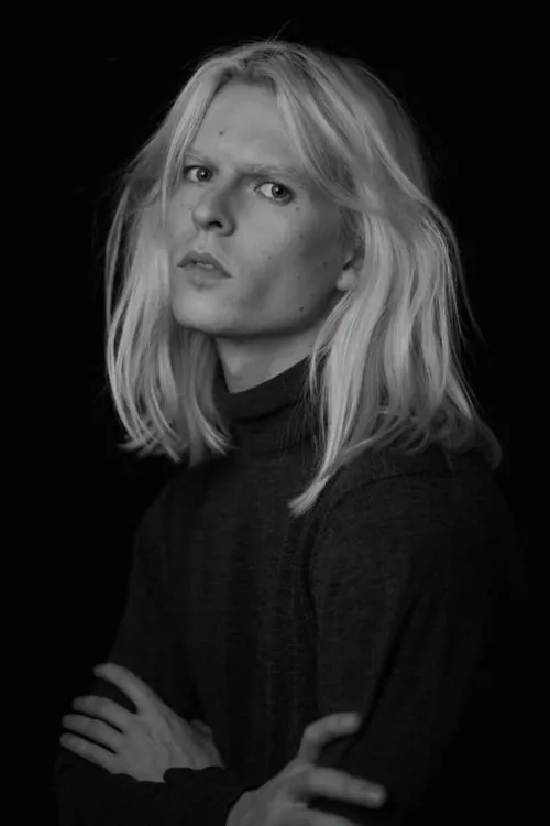 Mathias Broe interpretando a