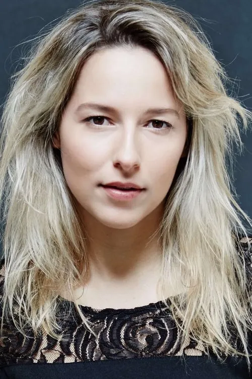 Mathilde Anglade interpretando a Nikki