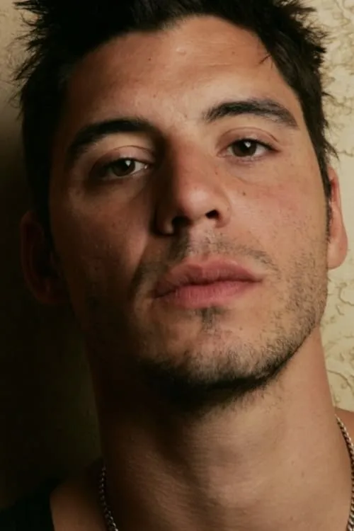 Matías Desiderio interpretando a Dani