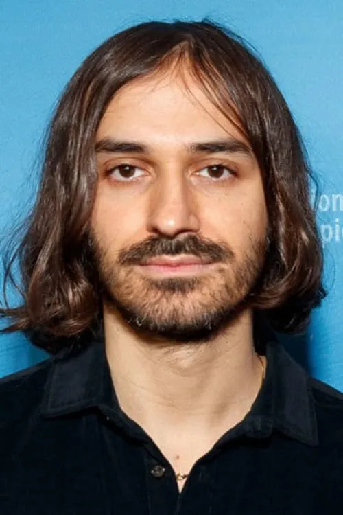 Matías Piñeiro interpretando a 