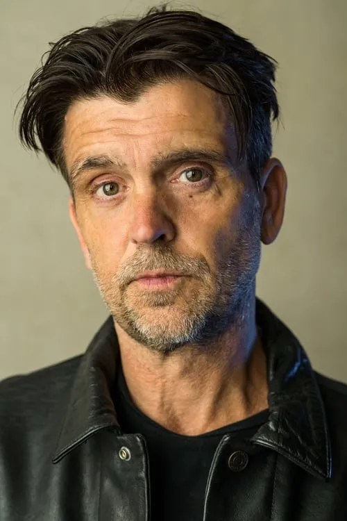 Matt Brewer interpretando a Suited Bloke