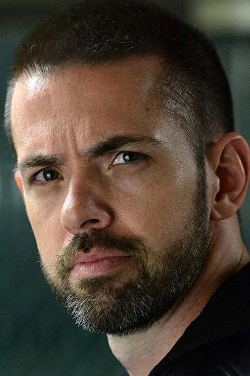 Matt Clouston interpretando a Pete