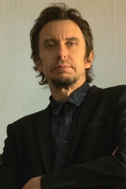 Matt King interpretando a Cockerell