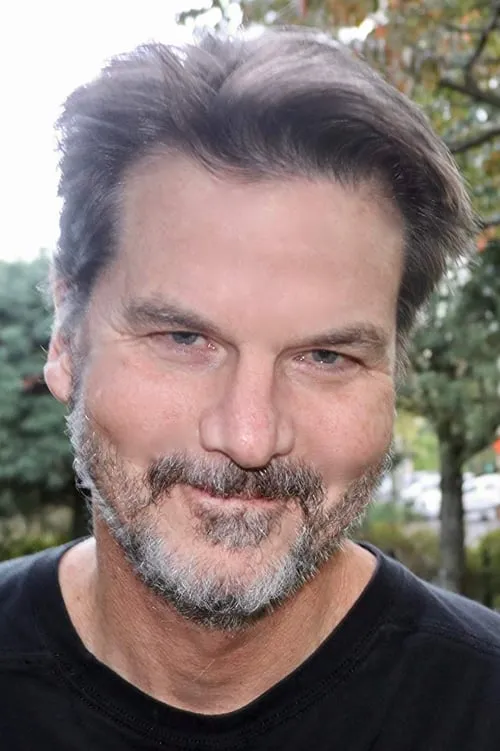 Matt Mulhern interpretando a Andy