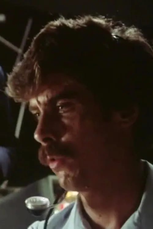 Matt Oppenheimer interpretando a Radio Operator