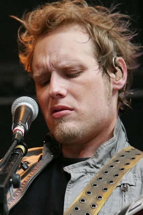 Matt Roberts interpretando a Himself - Guitar