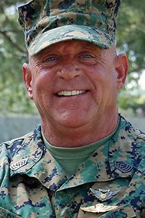 Matt Sigloch interpretando a Gen. Baker