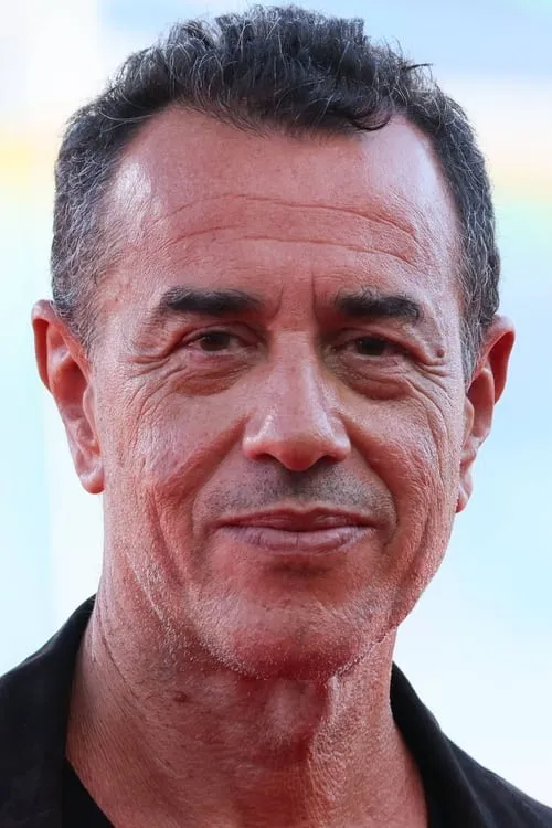 Matteo Garrone interpretando a Himself