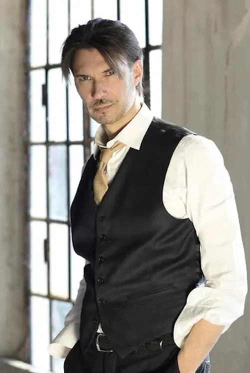 Matteo Tosi interpretando a Father Mario