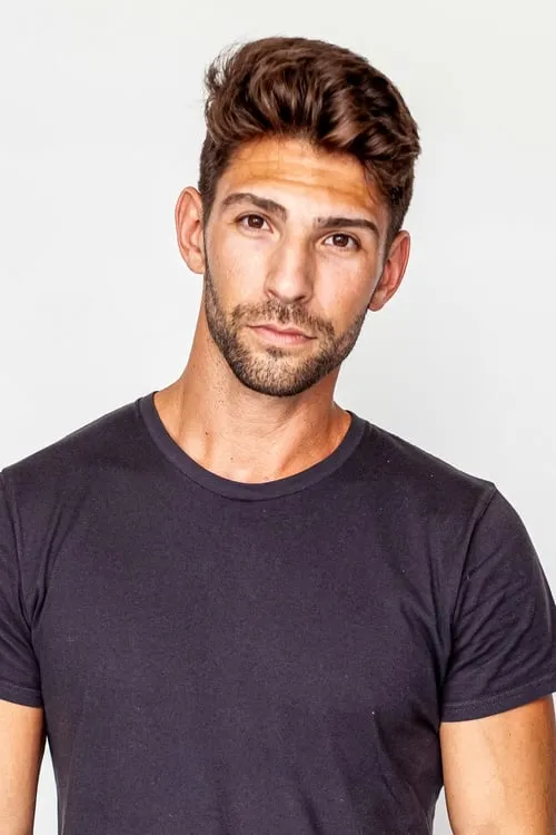 Matthew Andrews interpretando a Man Waiting at Clinic