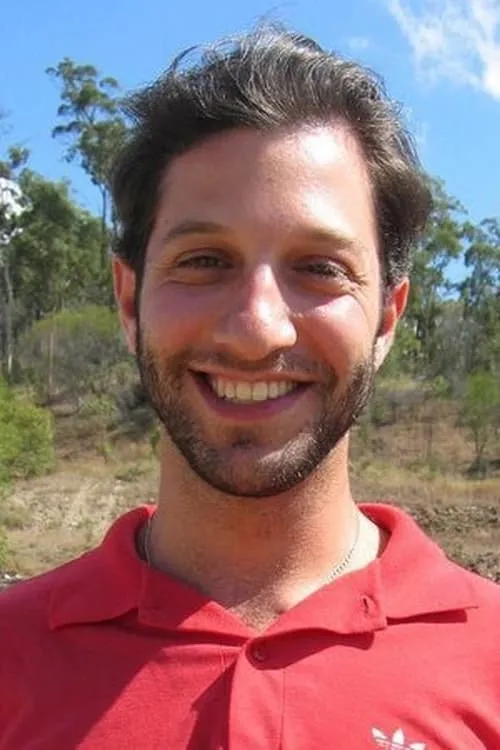 Matthew Bass interpretando a 