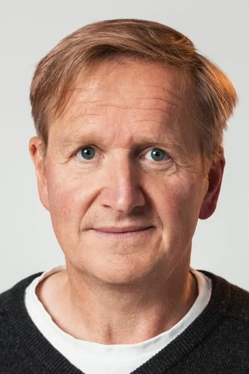 Lolly Adefope ha trabajado con Matthew Cottle en 1 ocasiones