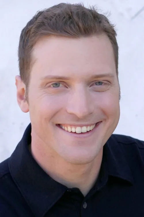 Matthew Huebsch interpretando a Doctor