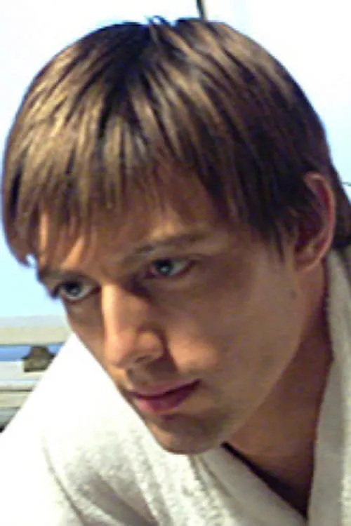 Matthew Matthews interpretando a Passive Voyeur