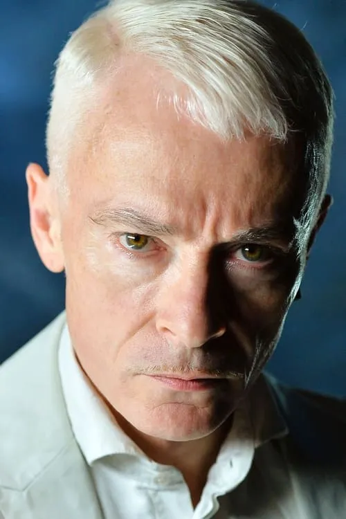 Matthew Sim interpretando a The Boy