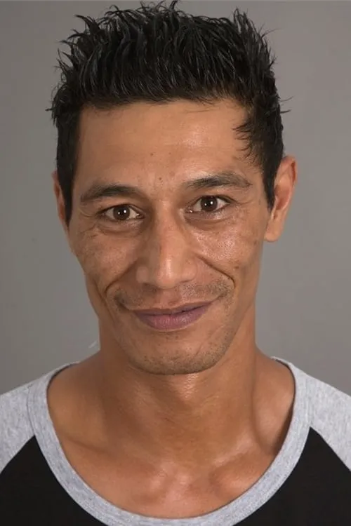 Daniel Gillies ha trabajado con Matthias Luafutu en 1 ocasiones