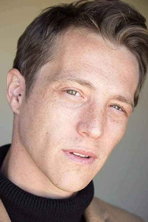 Mattia Minasi interpretando a Marcello Minasi