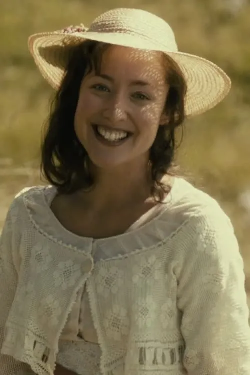 Maude Létourneau interpretando a Lurette Riopelle