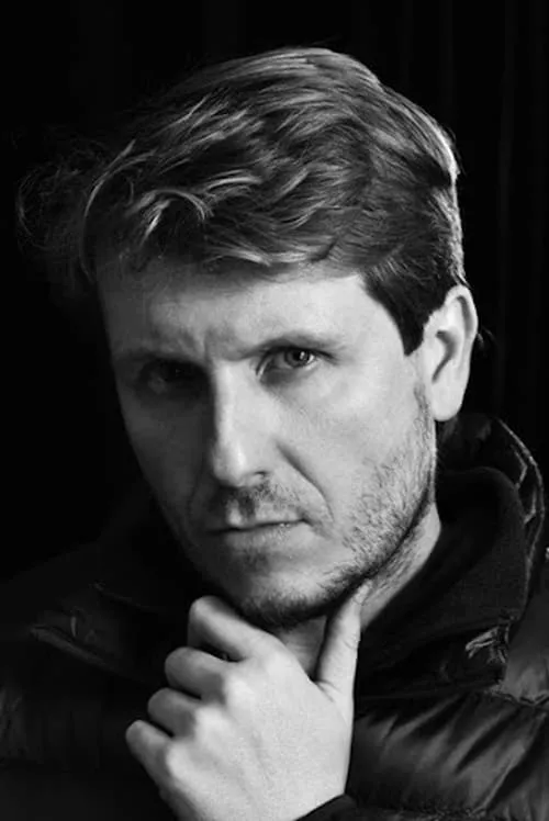 Max Bollinger interpretando a Soviet Naval Captain