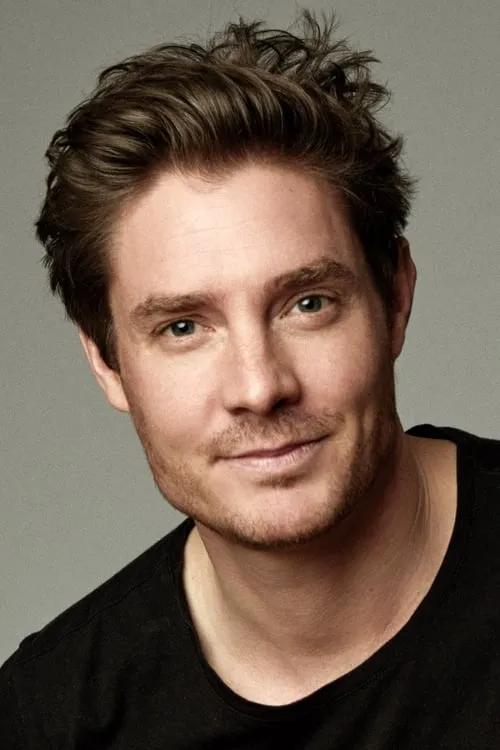 Max Brown — personaje: Michael Summerton