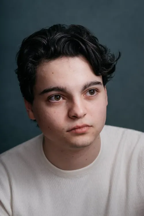 Max Burkholder interpretando a Benjamin