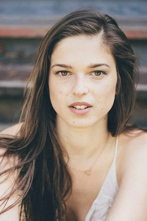 Max Chadburn interpretando a Alexis