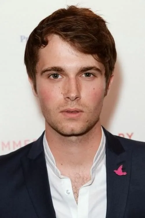 Max Deacon interpretando a David Strath