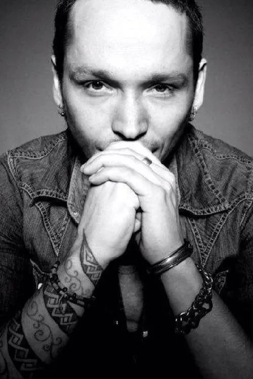 Max Evans interpretando a Heath Chandon