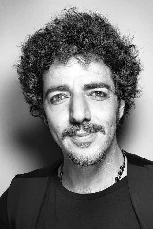 Max Gazzè interpretando a Franco Cardillo