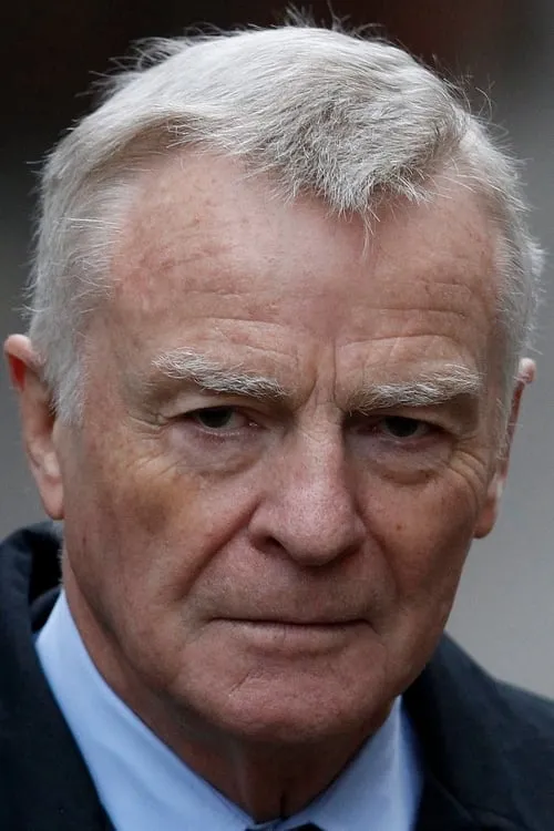 Max Mosley interpretando a Self