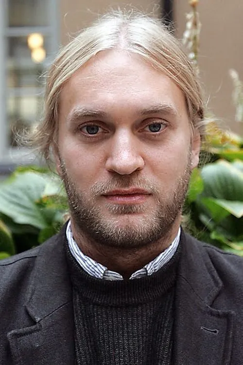 Max Vitali interpretando a Lelle