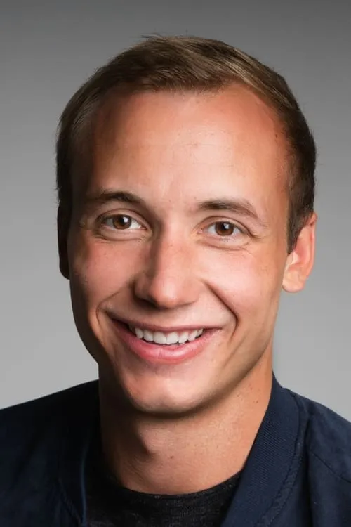 Maximilien Jadin interpretando a Cartographer Charles Schaeffer