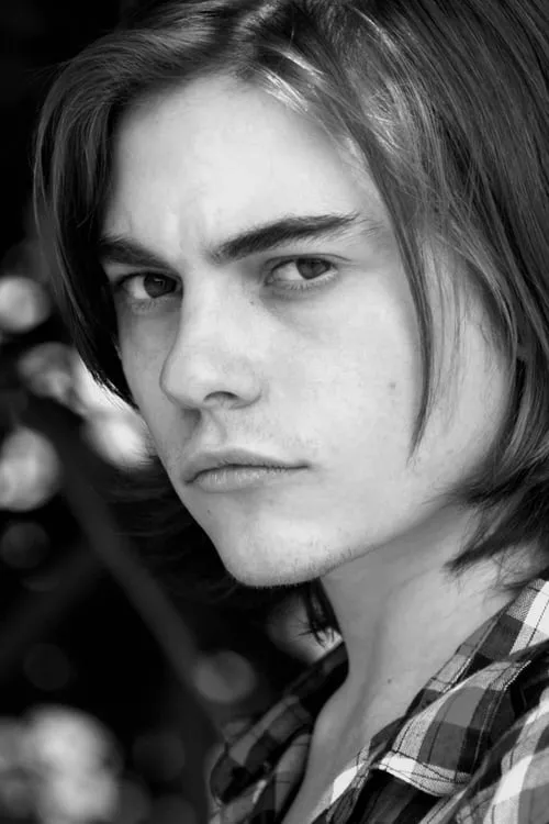 Maximillian Roeg interpretando a Adam