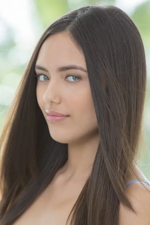 Maya Grand interpretando a (archive footage)