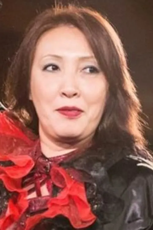 Mayumi Ozaki interpretando a