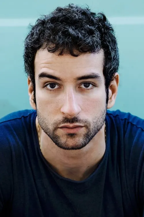 Mehmet Sözer interpretando a Boy