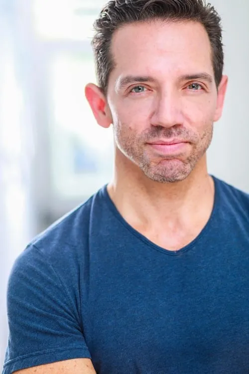 Mel England interpretando a Kapo