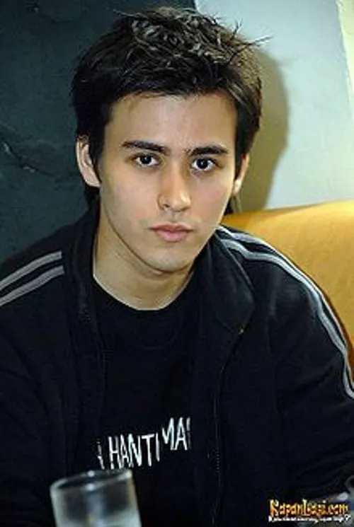 Melvin Giovanie interpretando a Bobby