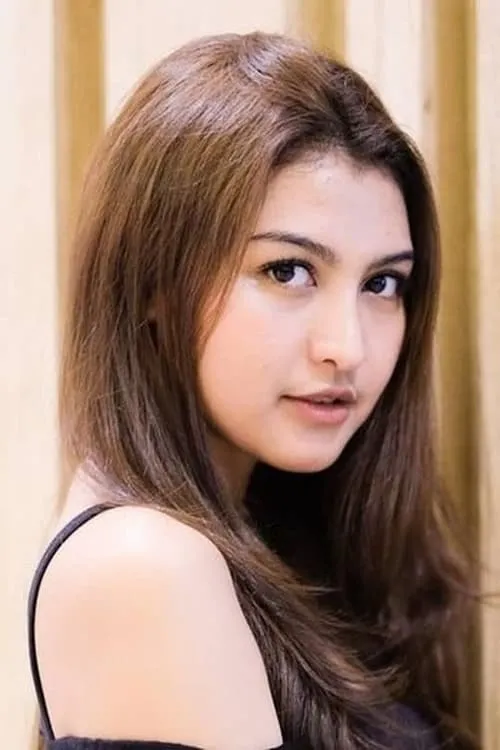 Mentari Novel interpretando a Hannah