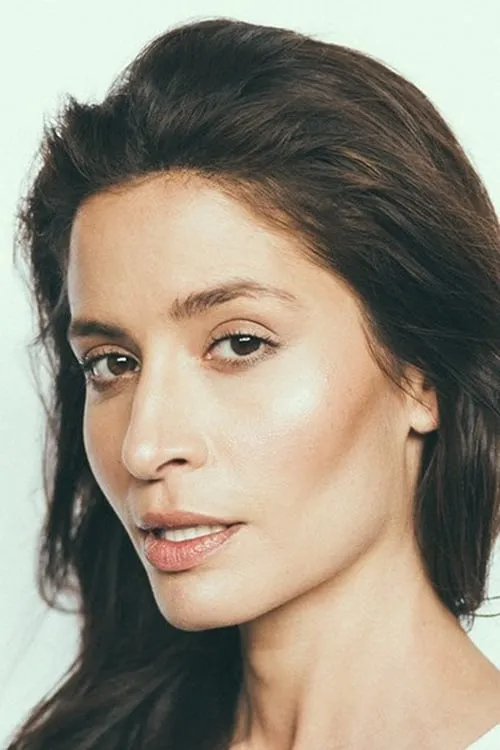 Mercedes Mason interpretando a Arab Woman