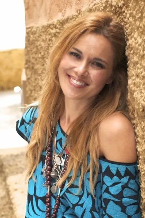 Mercedes Ortega interpretando a Simona