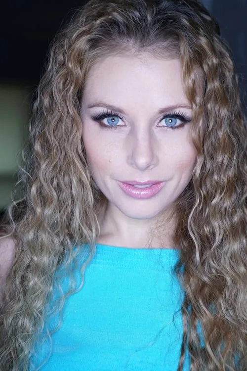 Mercedes Peterson interpretando a Domino