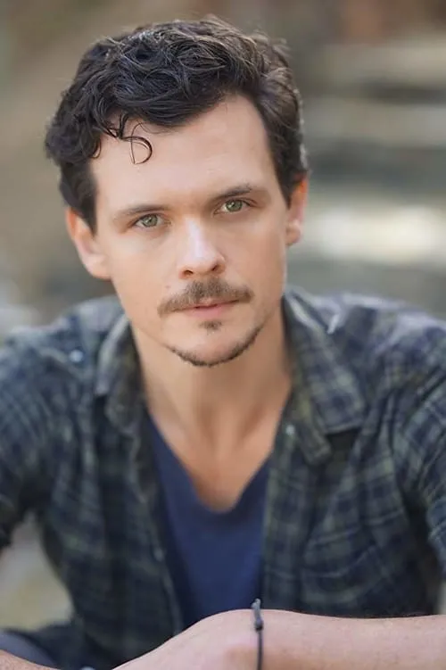 Mercer Boffey interpretando a Costello