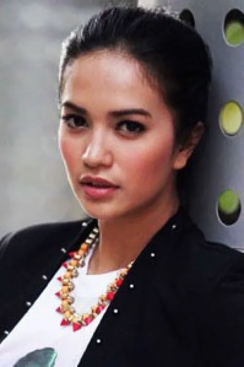 Meriza Febriani interpretando a Azizah