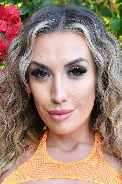 Mia James interpretando a