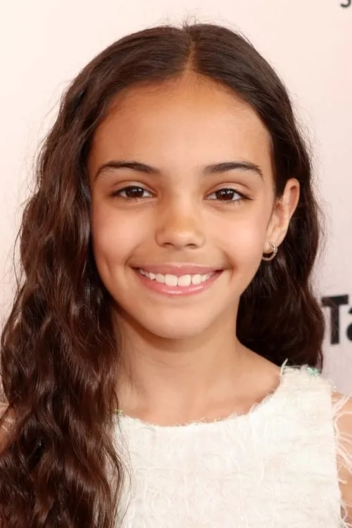 Mia SwamiNathan interpretando a Girl