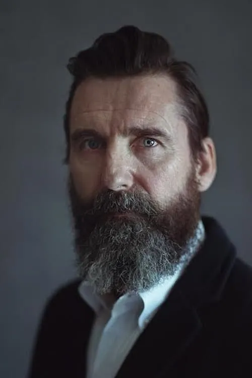 Michael Berry Jr. interpretando a Adam