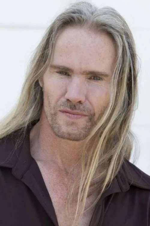 Michael Boston interpretando a Tim Richards